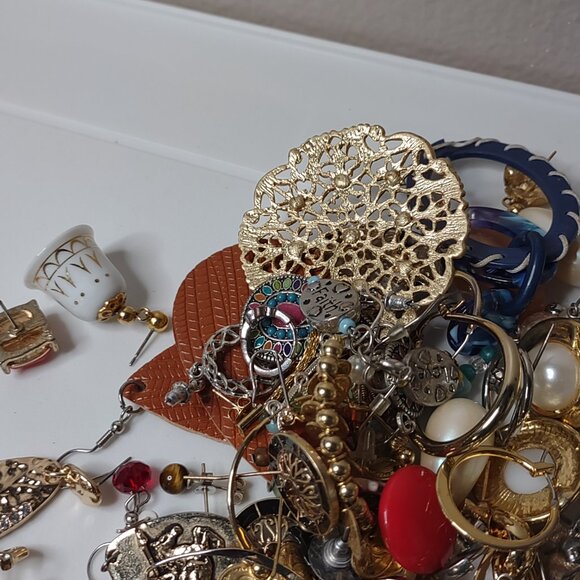 1.5 Pound Pile Of Earring Pairs - Picture 10 of 16
